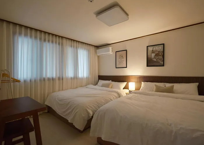 Gasthof Walking Distance To Sindorim Station, 3 Rooms, 4 Queen Beds, 2 Bathrooms, 1 Minute To Yeongdeungpo Station Bus Stop 3*