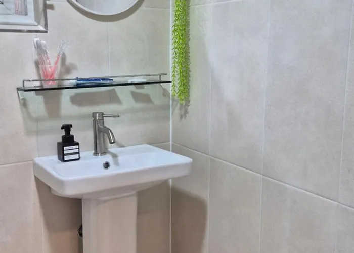 Walking Distance To Sindorim Station, 3 Rooms, 4 Queen Beds, 2 Bathrooms, 1 Minute To Yeongdeungpo Station Bus Stop