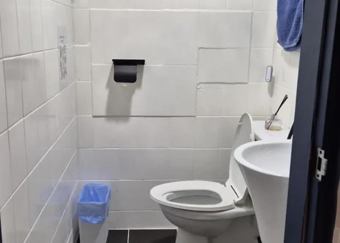Gasthof Walking Distance To Sindorim Station, 3 Rooms, 4 Queen Beds, 2 Bathrooms, 1 Minute To Yeongdeungpo Station Bus Stop 3*