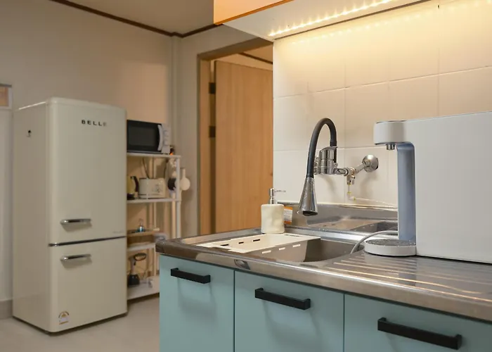 Gasthof Walking Distance To Sindorim Station, 3 Rooms, 4 Queen Beds, 2 Bathrooms, 1 Minute To Yeongdeungpo Station Bus Stop