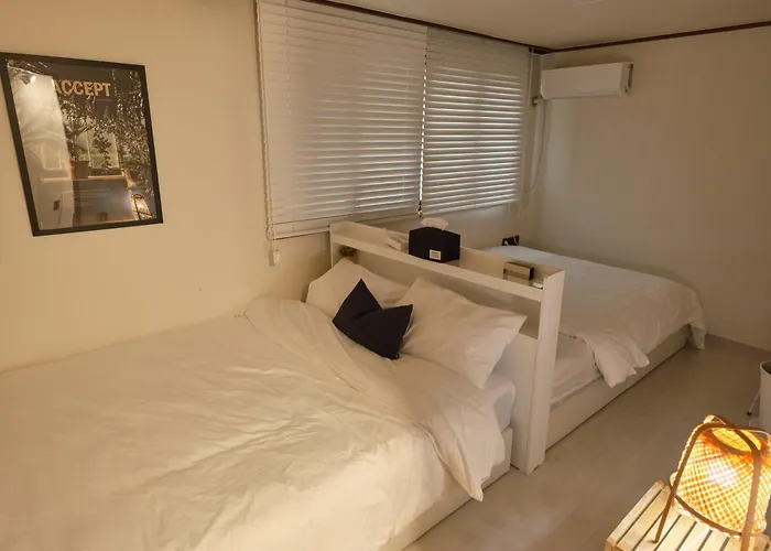 Gasthof Walking Distance To Sindorim Station, 3 Rooms, 4 Queen Beds, 2 Bathrooms, 1 Minute To Yeongdeungpo Station Bus Stop