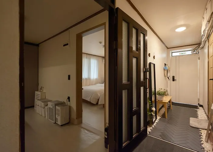 Walking Distance To Sindorim Station, 3 Rooms, 4 Queen Beds, 2 Bathrooms, 1 Minute To Yeongdeungpo Station Bus Stop Gasthof 3*